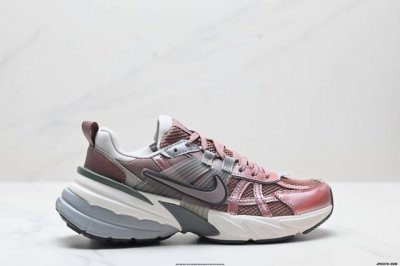 公司级耐克Nike V2K Run跑步鞋复古风潮 网面透气运动鞋 灰银紧致的鞋面材质提供良好的包裹性鞋侧 Swoosh以及鞋头部分搭配增添不少亮点的镀铬细节鞋垫