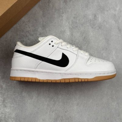 本地 核心私 Nike Sb Dunk Low “Orange Label” 白蓝生胶 低帮休闲运动板鞋 整体鞋身非常干净纯白色配上白蓝的 Swoosh 鞋底是