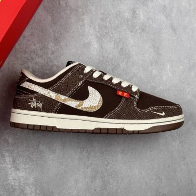 本地 核心私 开春限定 2025 Nike Sb Dunk Low 斯图西蛇年限定 棕米鳞纹 低帮休闲板鞋 定制鞋盒 大厂纯原品质出货 超高清洁度 皮料切割干净