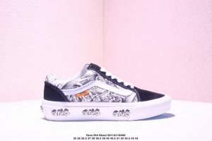 美国官网预售定制款 Vans Old Skool Vault Og X Sns 联名 黑白插图海滩印花复古帆布板鞋 鞋面整体以米白为主色 搭配了涂鸦图案 围条印