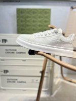 Gucci 古驰顶级进口材料 极为亲肤舒适 摸上去非常的细腻 版型上很正 进口牛皮+真皮内里+几何构图案 奢华生动 图案透气不闷热 更为牢固耐穿 色彩更为鲜艳绚