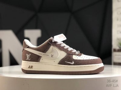 公司级带半码 耐克 Nike Air Force 7 空军一号低帮百搭休闲运动板鞋。柔软、弹性十足的缓震性能和出色的中底设计，横跨复古与现代的外型结合，造就出风