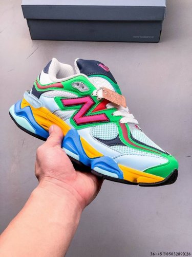 new Balance 又带来了新鞋型 9060 ，并且是与芝加哥街头品牌 Joe Freshgoods 的联名款。鞋身主体采用了类似 990 系列的设计风格，
