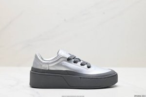 公司级adidas Labcourt 百搭休闲轻松舒适 耐磨透气低帮 板鞋 男女同款 鞋面使用了绒毛麂皮 ，鞋面和鞋底连接处使用了包边处理，看起来更加精致有型;