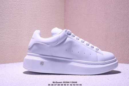 福利特价海外指定版本 独特礼盒包装 Alexander Mcqueen 亚历山大麦昆松糕鞋厚底增高小白鞋 进口丝绸亚光原版正品 水染羊皮内里 牛皮垫脚 回弹度到 - 点击图像关闭