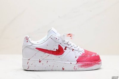 公司级耐克nike Air Force 1 Low 偷心现场 空军一号低帮百搭休闲运动板鞋。柔软、弹性十足的缓震性能和出色的中底设计，横跨复古与现代的外型结合，