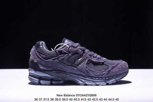 公司级new Balance 2002R 复古单品 热门复古鞋型new Balance 2002R，近日又曝出一款全新配色并释出官图。整双鞋采用棕色和米色主打，