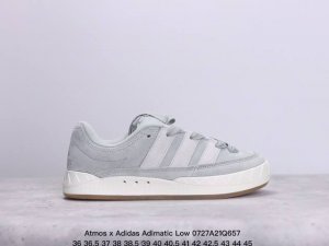 真标带半码 阿迪达斯 鲨鱼面包鞋 新联名开启,日本知名球鞋店铺atmos X Adidas Adimatic Low马蒂奇系列低帮复古鲨鱼面包休闲运动休闲滑板板