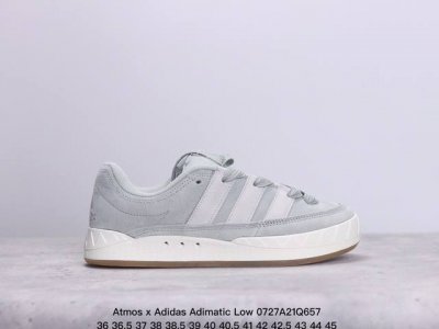 真标带半码 阿迪达斯 鲨鱼面包鞋 新联名开启,日本知名球鞋店铺atmos X Adidas Adimatic Low马蒂奇系列低帮复古鲨鱼面包休闲运动休闲滑板板