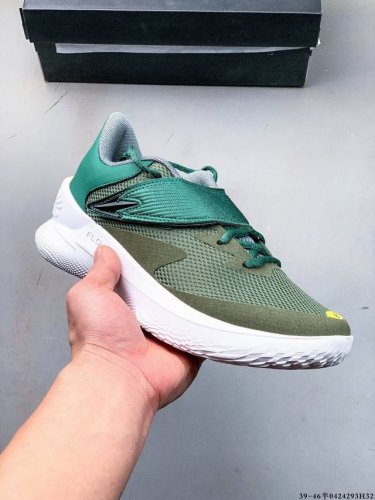 安德玛Ua Curry 1 Fox 新款缓震运动篮球鞋 鞋款延用了 Curry 系列标志性的 Ua Flow 科技，通过强劲的牵引力与优越的稳定性，助力球员灵活