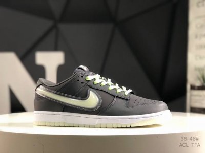 耐克 Nike Dunk Low 复古板鞋，尽情迈步，彰显个性风采。采用牛柔软皮革鞋面，经久耐穿，塑就如元年款 Dunk 般的复古质感。鞋头透气孔，搭配鞋口和鞋