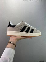 100 阿迪达斯 Adidas Originals Campus 00S 鞋身采用绒面皮料搭配白色常规皮革，质感上还是延续了经典 Campus 的设计。 鞋舌填