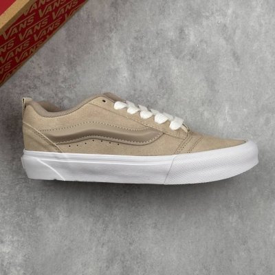 本地180 核心私 万斯 Vans Knu-Skool 面包鞋 坎普尔·茱利安系列低帮复古硫化休闲运动板鞋“肥胖版大Logo” 要说整个年最为热门的鞋型之一，「