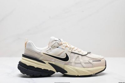 公司级耐克Nike V2K Run跑步鞋复古风潮 网面透气运动鞋 灰银紧致的鞋面材质提供良好的包裹性鞋侧 Swoosh以及鞋头部分搭配增添不少亮点的镀铬细节鞋垫