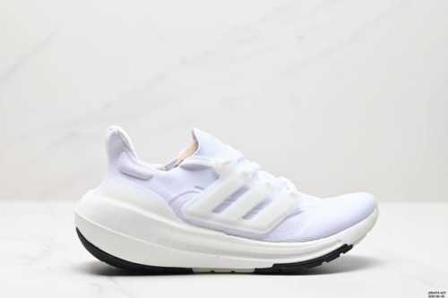 真标阿迪达斯adidas Ultraboost Light 耐磨缓震休闲运动跑鞋 采用网材搭配反光皮革鞋面 配上stretchweb网格外底 提供非凡穿着体验