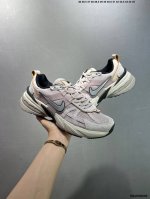 公司级Nike V2K Run跑步鞋复古风潮 网面透气运动鞋 灰银紧致的鞋面材质提供良好的包裹性鞋侧 Swoosh以及鞋头部分搭配增添不少亮点的镀铬细节鞋垫上印