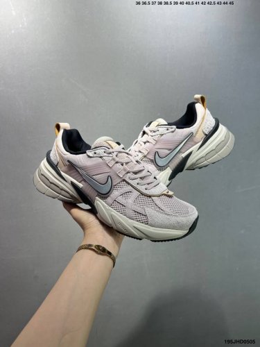 公司级Nike V2K Run跑步鞋复古风潮 网面透气运动鞋 灰银紧致的鞋面材质提供良好的包裹性鞋侧 Swoosh以及鞋头部分搭配增添不少亮点的镀铬细节鞋垫上印