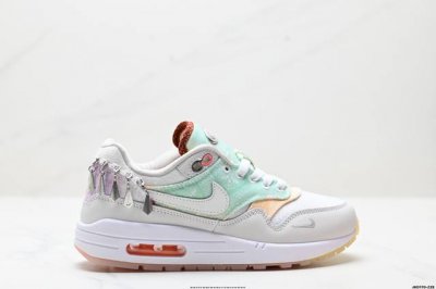 公司级Nike Air Max 1 耐克气垫 缓震 耐磨运动鞋 鞋身材质均选择皮革 织物 麂皮多种材质覆盖 保证质感的前提下 层次感也相当不错 带有开窗式 Ai