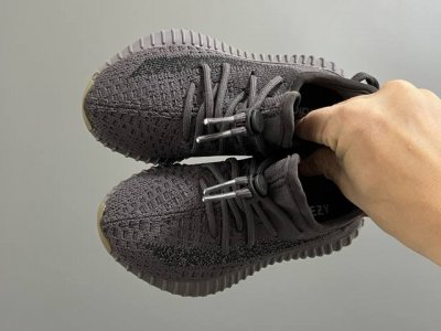 专G版椰子350V2真爆鞋带扣儿童一脚蹬运动鞋 Size：24-35码 专柜版来咯 真爆米花系列脚感超级棒 软弹效果一绝 针织鞋面，透气舒适好打理 鞋带扣设计，