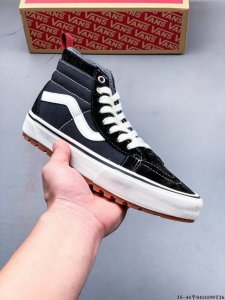Vans X Imran potato Mte最新联名款！ Vans Sk8 鞋身采用全猪八皮材质，经典黑白色为主打色，鞋后跟 Vans Logo 与 pota