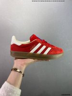 Adlidas Originals Gazelle Indoor ”这款阿迪达斯运动鞋是 1979年 Gazelle Indoor 运动鞋的复兴，柔软的绒面革和