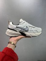 Nike V2K Runtekk 减震防滑复古低帮跑步鞋 材质上使用大面积网眼 皮革 Tpu 组成 支撑和透气性肯定不错 中底处由 Cushlon 泡绵打造 保