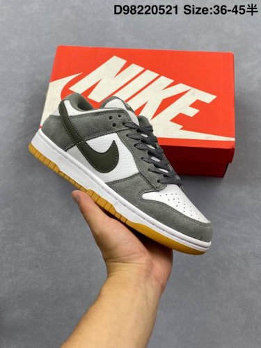 nike Dunk Low Grey Gum 白灰配色 此番选用灰白配色方案示人 鞋面材质采用皮革 麂皮以及帆布进行打造 不仅如此 在灰色鞋带上还饰有斑点设计