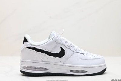 公司级耐克nike Air Force 1 Low 空军一号低帮百搭休闲运动板鞋。柔软、弹性十足的缓震性能和出色的中底设计，横跨复古与现代的外型结合，造就出风靡