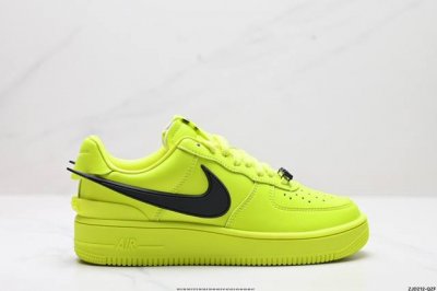公司级ambush X Nk Air Force 1‘07 Low ”Phantom“ 联名款 空军一号低帮休闲板鞋 #鞋款鞋身以及内衬均采用了纯色皮革打造，标