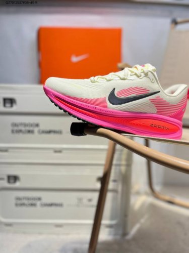 nike Vomero 18 耐克 舒适减震防滑 低帮跑步鞋 全掌Reactx泡绵中底 前掌和后跟还配备了Air Zoom气垫单元 据说跑起来更快更舒适哦 这次