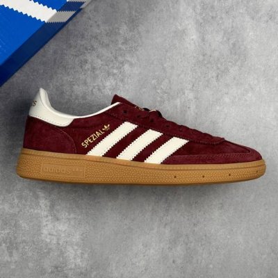本地210 核心私 adidas Handball Spezial 阿迪达斯经典款 复古休闲板鞋 全鞋采用反毛皮制作 牛筋耐磨大底 承载青春情怀的板鞋 经典三条