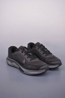 nike Journey Run 2025跑步鞋 外贸专供订单 原厂折返国内销售 使用了新型的缓震材料 脚感偏韧 后跟有加厚的海绵填充 鞋子前掌和后掌做了加宽设