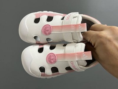 a家新款皮面镂空魔术贴儿童凉鞋 Size：26-35码 优质皮料拼接 镂空设计，透气舒适 魔术贴设计，穿脱方便 耐磨防滑大底，脚感超赞