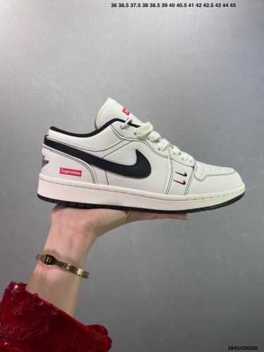 公司级Stussy X Air Jordan 1 Low 米黑双小勾 此款主张打破传统的工业化流水线设计限制，以Made By Ideas的超级创意为理念，集结
