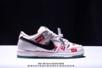 耐克Nike Sb Dunk Low Pro蝙蝠侠红 扣篮系列复古低帮休闲运动滑板板鞋。采用脚感柔软舒适Zoomair气垫，有效吸收滑板等极限运动在落地时带来的