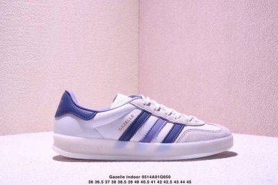 阿迪达斯 Adidas Originals Gazelle Indoor复古三叶草防滑透明橡胶板鞋经典运动鞋。这款经典鞋,忠于原版设计,缀撞色三条纹和鞋跟饰片。