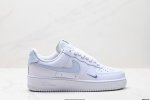 真标耐克Nike Air Force 1’07空军一号低帮百搭休闲运动板鞋。柔软、弹性十足的缓震性能和出色的中底设计，横跨复古与现代的外型结合，造就出风靡全球三