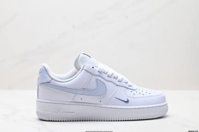 真标耐克Nike Air Force 1’07空军一号低帮百搭休闲运动板鞋。柔软、弹性十足的缓震性能和出色的中底设计，横跨复古与现代的外型结合，造就出风靡全球三