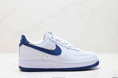 真标耐克Nike Air Force 1‘07空军一号低帮百搭休闲运动板鞋。柔软、弹性十足的缓震性能和出色的中底设计，横跨复古与现代的外型结合，造就出风靡全球三