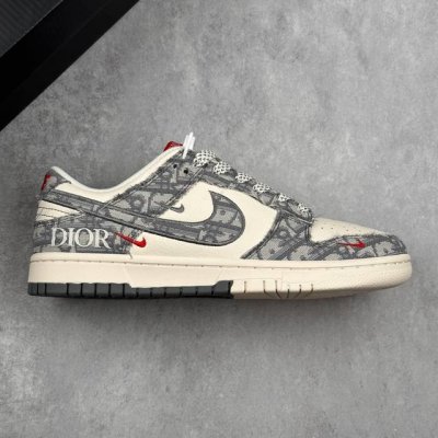 本地 核心私 Dior X Nike Dunk Sb Low 迪奥 X 耐克 Sb 低帮 联名灰白牛仔 休闲运动板鞋 鞋身整体以米白色皮革打造，搭配灰色牛仔框架