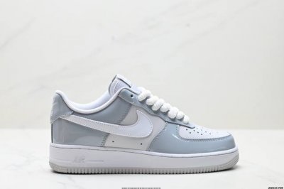 公司级耐克Nike Air Force 1“07 Lv8空军一号低帮百搭休闲运动板鞋。柔软、弹性十足的缓震性能和出色的中底设计，横跨复古与现代的外结合，造就出风