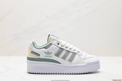 公司级阿迪达斯 Adidas Forum Bold Stripes 低帮百搭潮流休闲运动板鞋。以复古篮球鞋的外形为基础，采用皮革拼接，简约百搭，更加贴合舒适。中