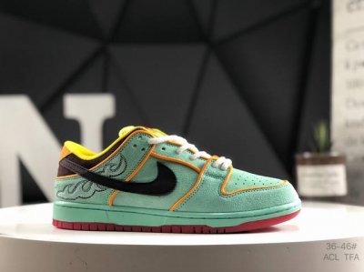 200 Nike Sb Dunk Low 鞋身通体采用绿色为主色调，据悉从非洲绿宝石中汲取灵感，材质方面以麂皮设计，营造出极高的规格。Hf3058 300 尺码