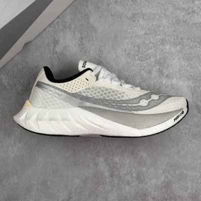 本地 核心私 公司级Saucony索康尼 Endorphin pro 4系列 低帮缓震跑步鞋 索康尼推出的跑鞋是一款外观激进但脚感舒适的跑鞋 采用了全新的中底设
