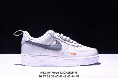 耐克nike Air Force 7 空军一号低帮百搭休闲运动板鞋。柔软、弹性十足的缓震性能和出色的中底设计，横跨复古与现代的外型结合，造就出风靡全球三十多年的