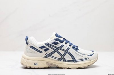 公司级GEL-VENTURE 6系列 经典跑鞋 如今机能风和户外风吹得正劲，便是主打“Urban Outdoor机能越野风格”，城市和户外场景都能轻松应对。关键