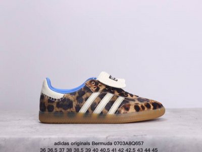 Adidas Originals Bermuda整双鞋以传统的低帮呈现，马卡龙配色的清新造型。鞋身以细腻的绒面麂皮包裹，中底选择了与德训鞋类似的生胶材质打造。并