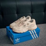 核心私 Adidas Originals Astir 复古单品 这款Adidas Astir 慢跑鞋,助你向世界展示自己的态度。灵感源自00年代的亮眼跑鞋,金属