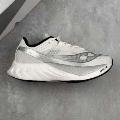 本地 核心私 公司级Saucony索康尼 Endorphin pro 4系列 低帮缓震跑步鞋 索康尼推出的跑鞋是一款外观激进但脚感舒适的跑鞋 采用了全新的中底设
