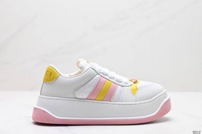 公司级Gucci古驰 Screener 胖丁 皮革 低帮圆头系带 时尚板鞋 做旧版 采用厚底结构 巧妙运用外观设计 配色和材质三重元素 展现出复古风范 别致的橡